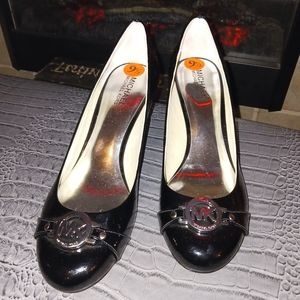 Michael Kors Fulton silver logo w/  close toe black patent leather pumps 9.5